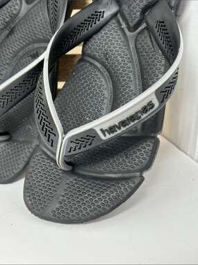 Havaianas Men’s Black Flip Flops with Gray Trim Size 41